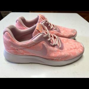 Nike Women Shoes Tanjun Size 9 902865-600 Pink Mesh Floral Running Sneaker